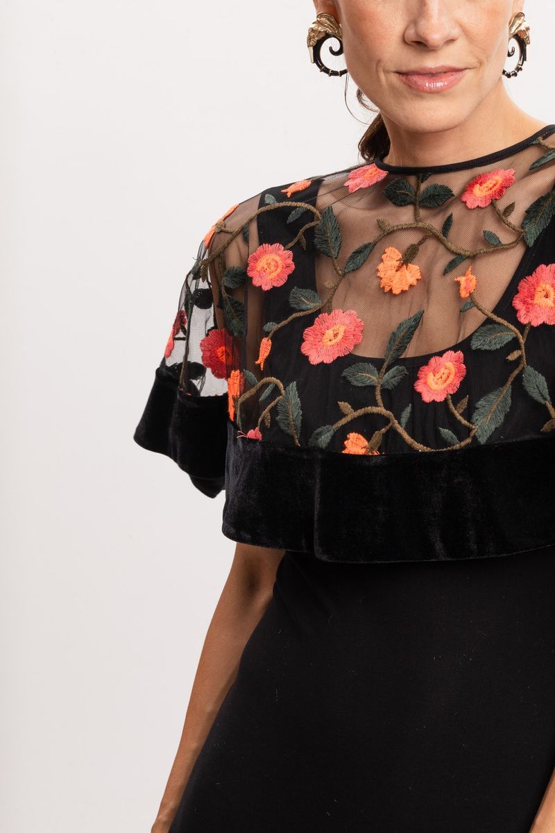 Poncho em Renda Preta com Flores Laranja