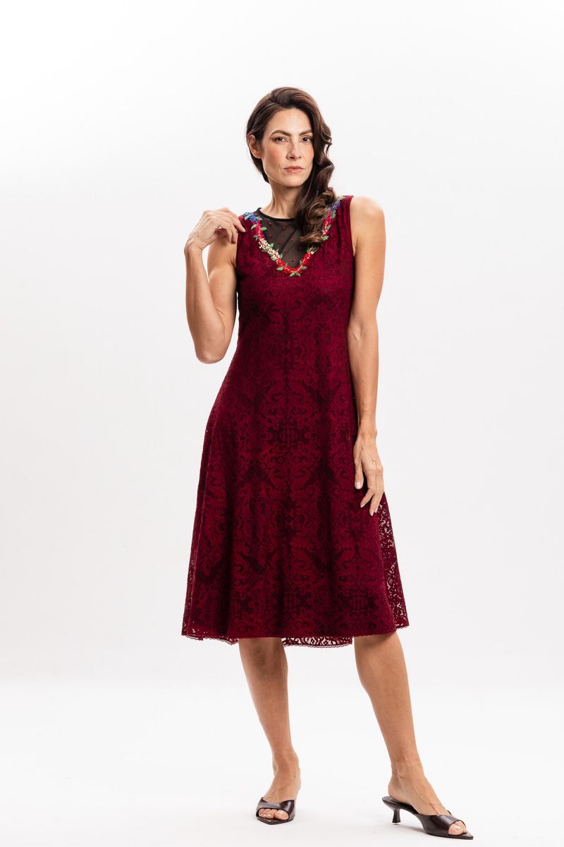 Vestido em Renda Bordô com Decote em Tule Bordado