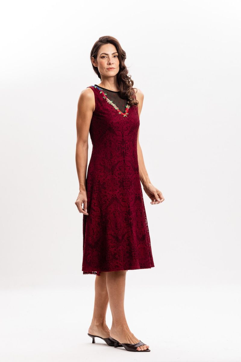 Vestido em Renda Bordô com Decote em Tule Bordado