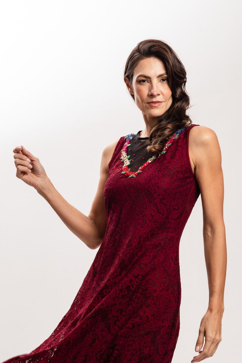 Vestido em Renda Bordô com Decote em Tule Bordado