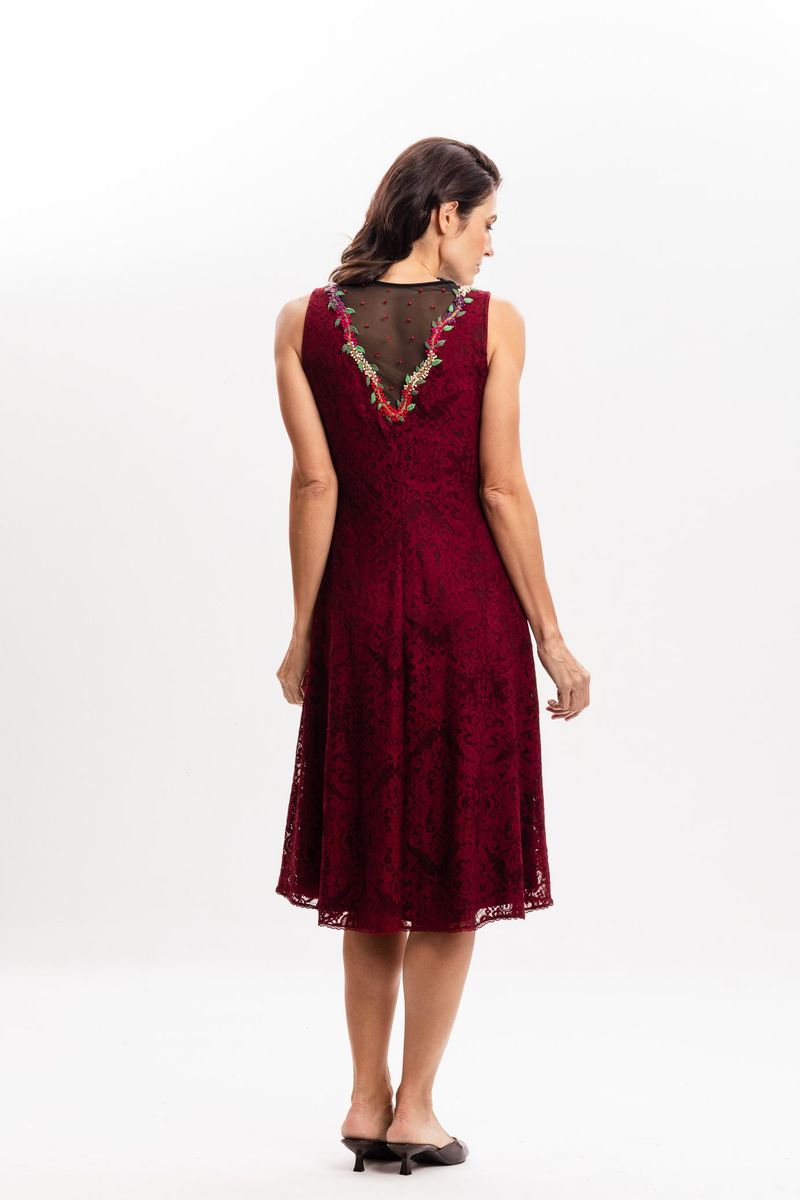 Vestido em Renda Bordô com Decote em Tule Bordado