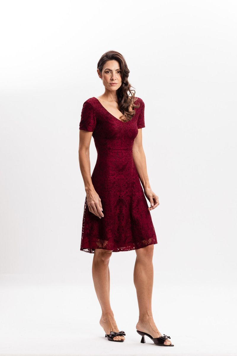 Vestido em Renda Bordô com Decote em V