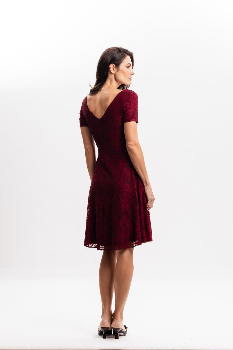 Vestido em Renda Bordô com Decote em V