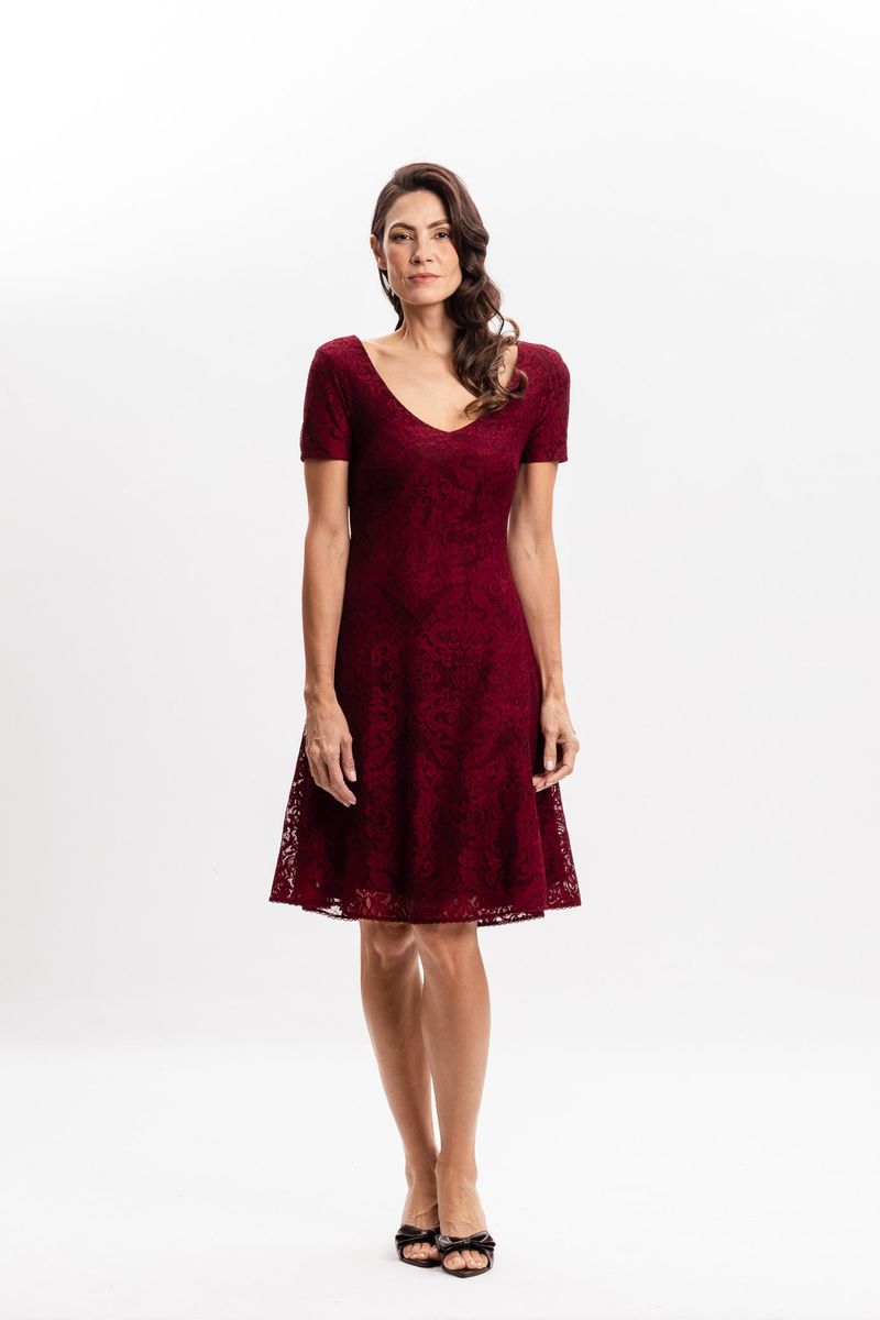 Vestido em Renda Bordô com Decote em V