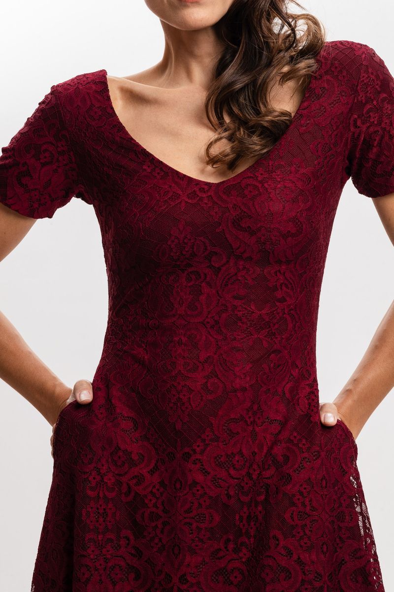 Vestido em Renda Bordô com Decote em V