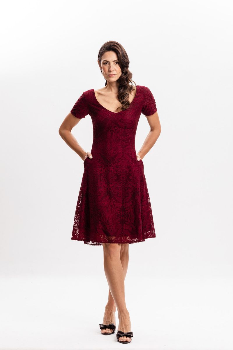 Vestido em Renda Bordô com Decote em V
