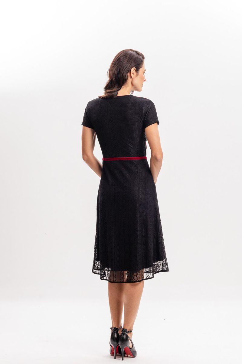 Vestido Mix de Renda Preto com Detalhes em Vermelho