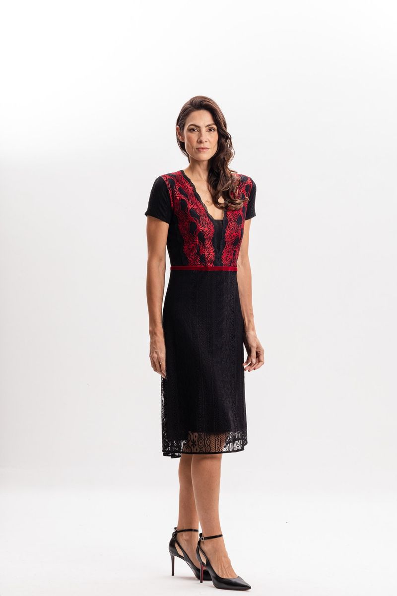 Vestido Mix de Renda Preto com Detalhes em Vermelho