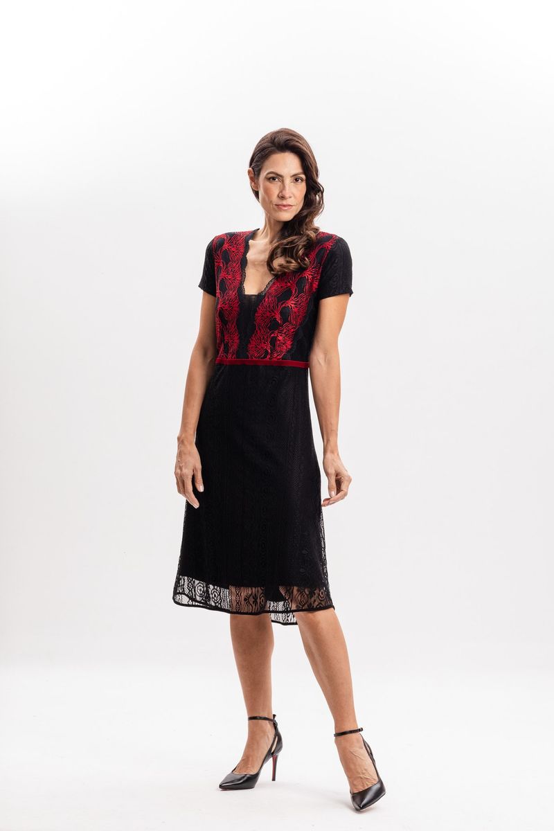 Vestido Mix de Renda Preto com Detalhes em Vermelho