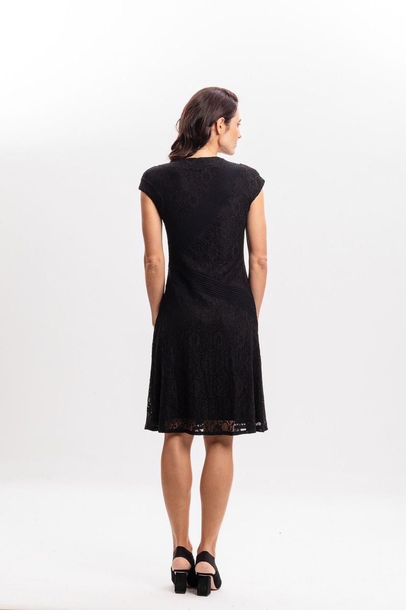 Vestido em Renda Preta com Bordado Floral