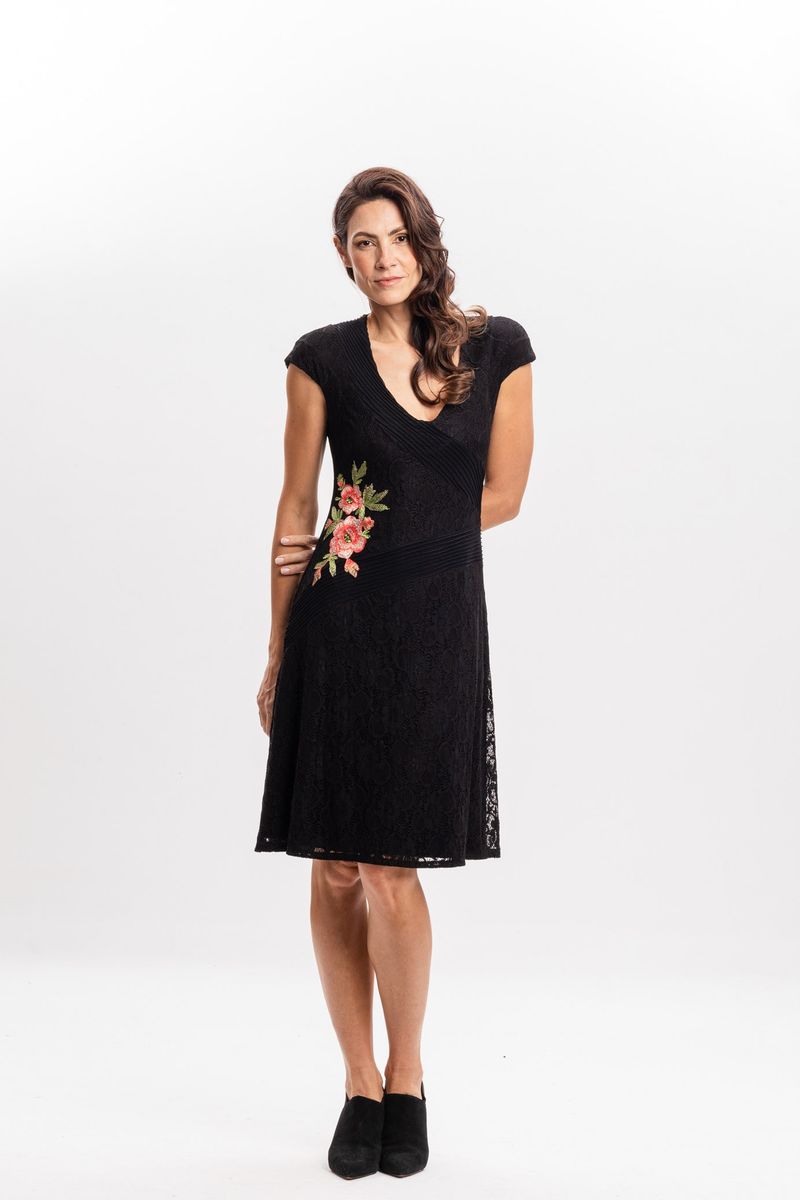 Vestido em Renda Preta com Bordado Floral