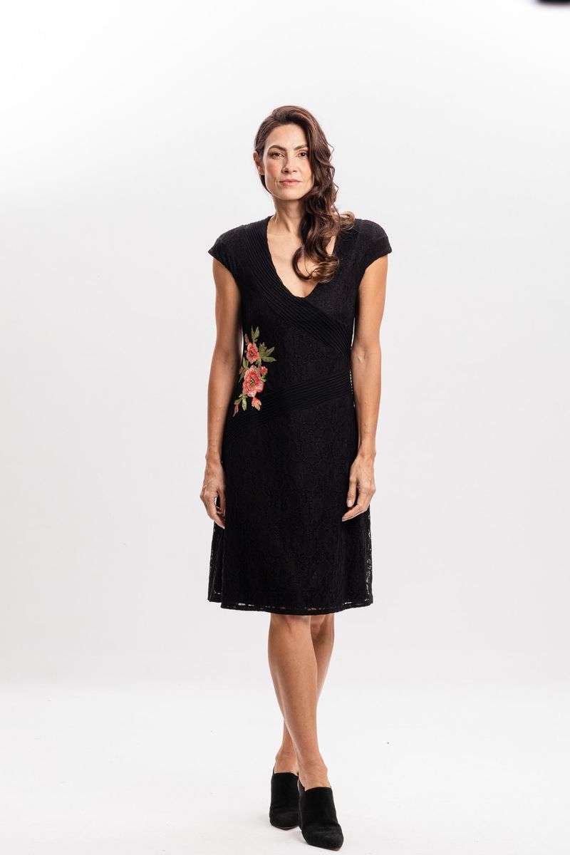 Vestido em Renda Preta com Bordado Floral