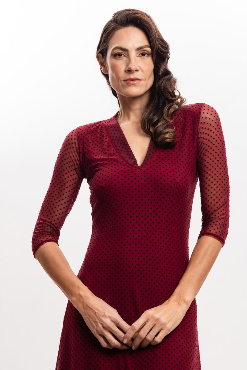 Vestido em Tule Flocado Bordô com Decote V
