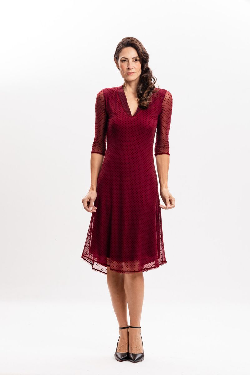 Vestido em Tule Flocado Bordô com Decote V
