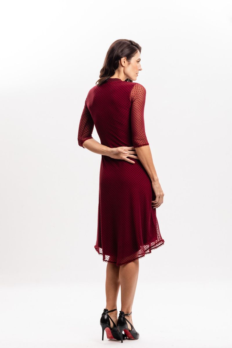 Vestido em Tule Flocado Bordô com Decote V