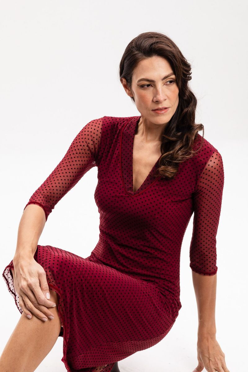 Vestido em Tule Flocado Bordô com Decote V