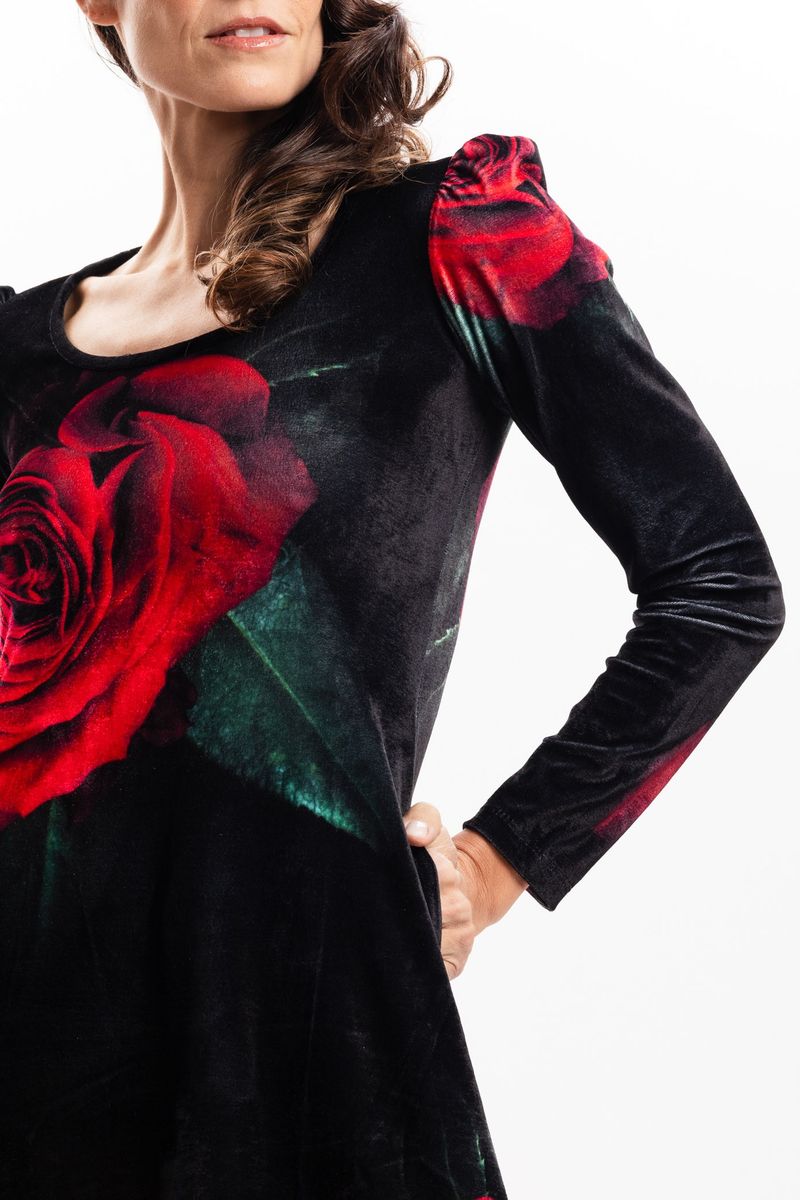 Vestido em Plush Estampado com Bolso Rosa Vermelha