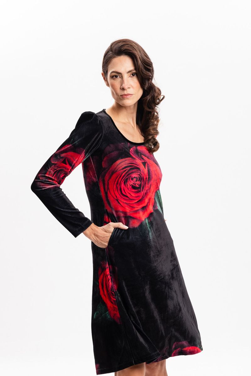 Vestido em Plush Estampado com Bolso Rosa Vermelha