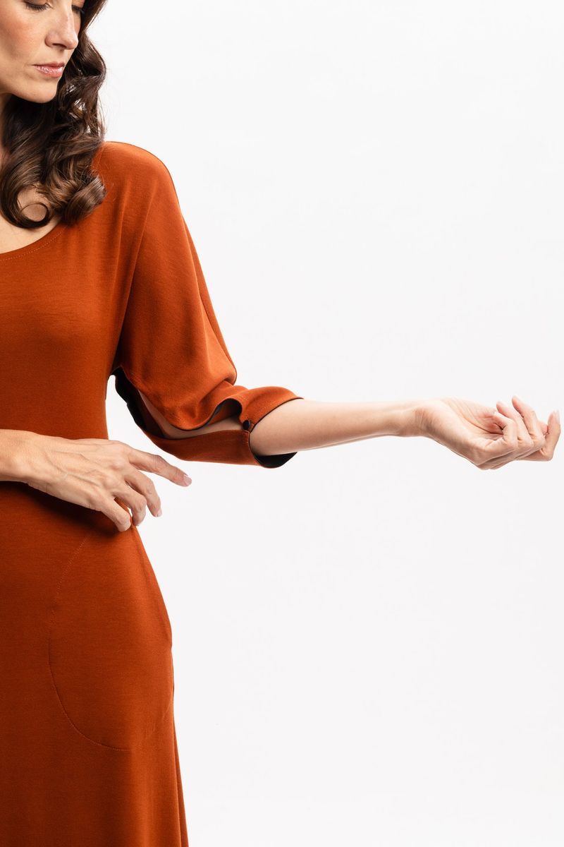 Vestido Longo em Malha Terracota com Manga Morcego
