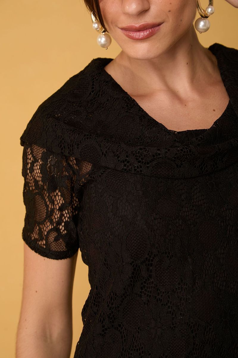 Blusa de Renda Preta com Gola Drapeada