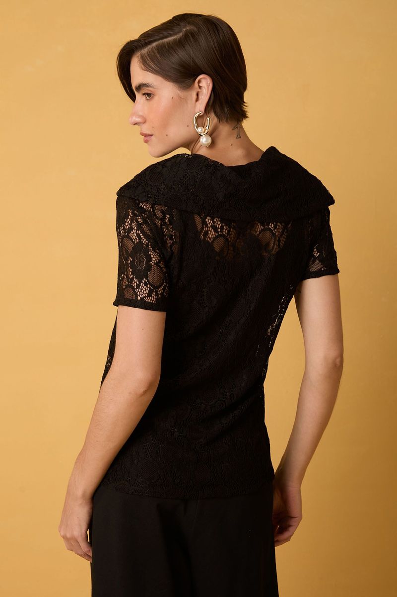 Blusa de Renda Preta com Gola Drapeada