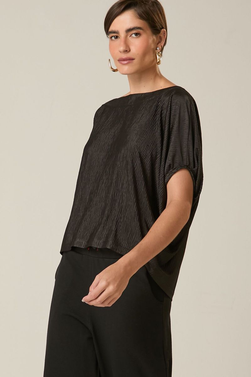 Blusa Preta Plissada com Manga Curta e Decote Cano