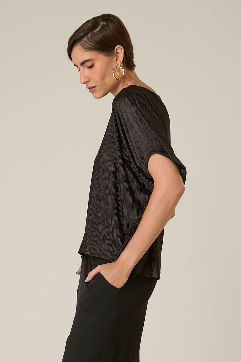 Blusa Preta Plissada com Manga Curta e Decote Cano