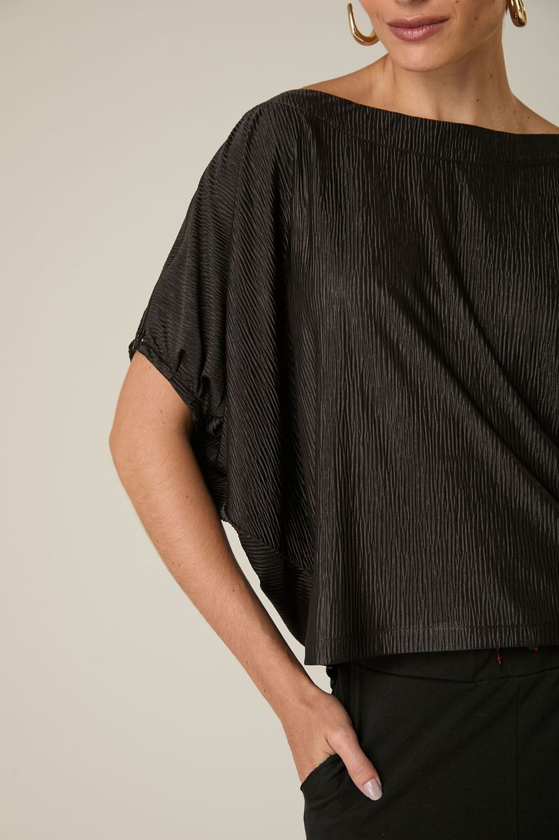 Blusa Preta Plissada com Manga Curta e Decote Cano