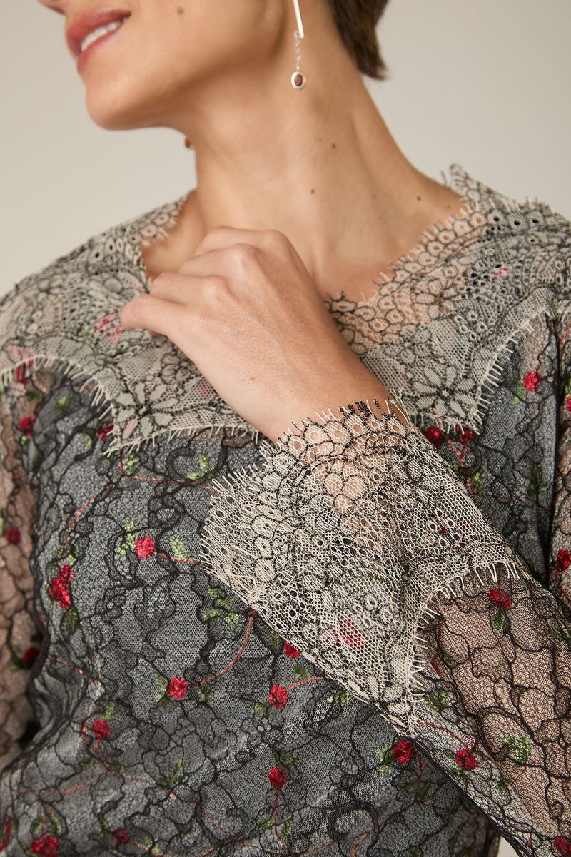 Blusa Tule Bordado com Renda Preta