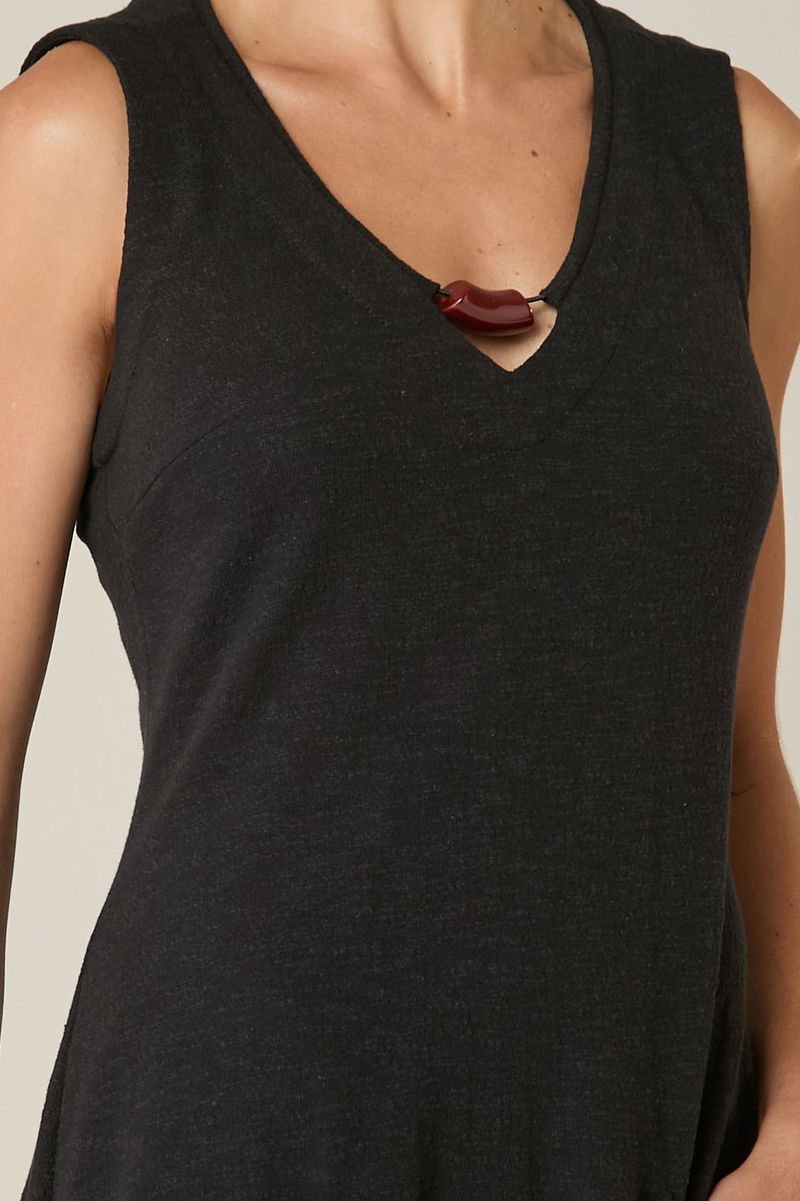 Vestido Midi de Malha Preto com Bolsos e Detalhe no Decote