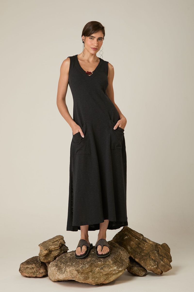 Vestido Midi de Malha Preto com Bolsos e Detalhe no Decote
