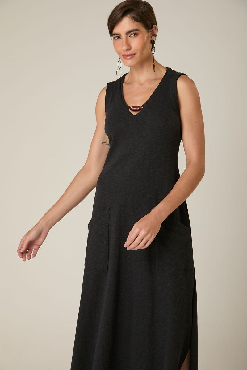 Vestido Midi de Malha Preto com Bolsos e Detalhe no Decote