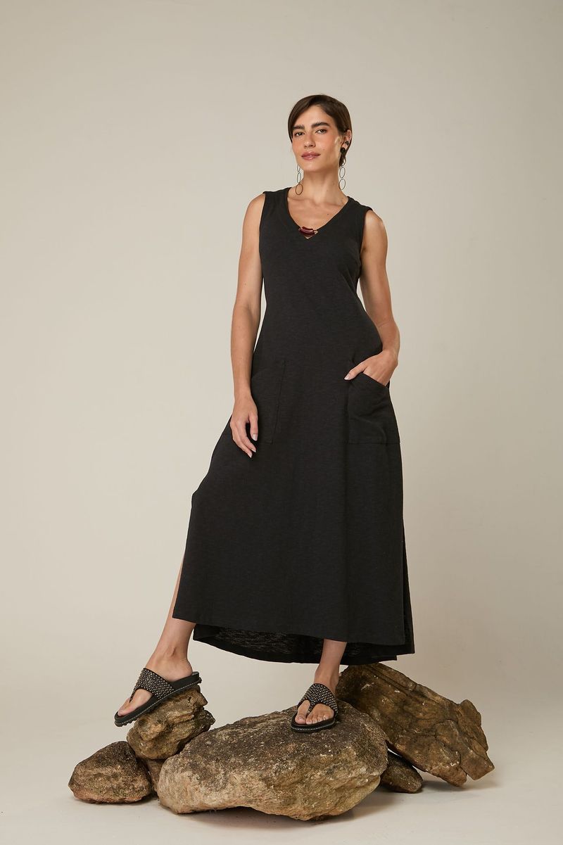 Vestido Midi de Malha Preto com Bolsos e Detalhe no Decote