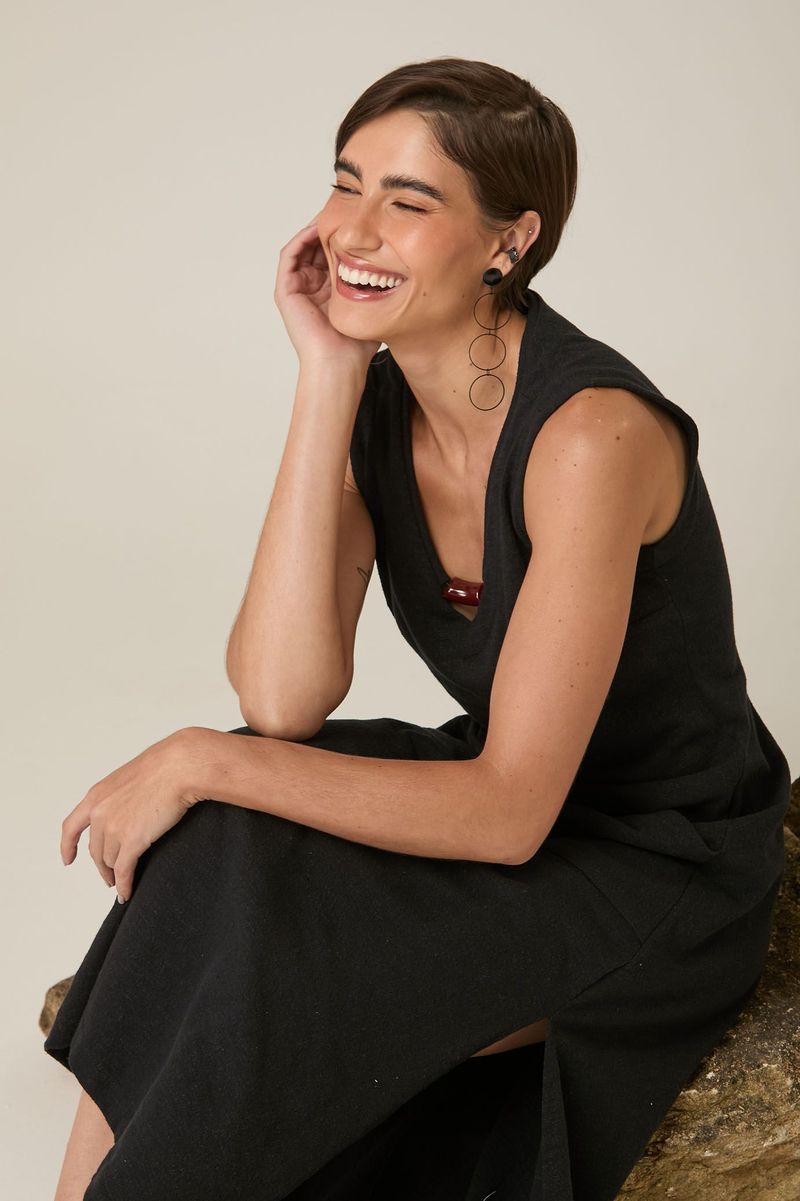 Vestido Midi de Malha Preto com Bolsos e Detalhe no Decote