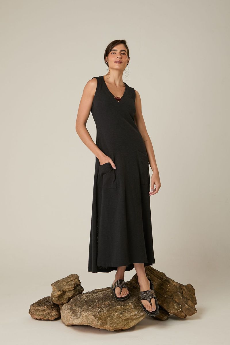 Vestido Midi de Malha Preto com Bolsos e Detalhe no Decote