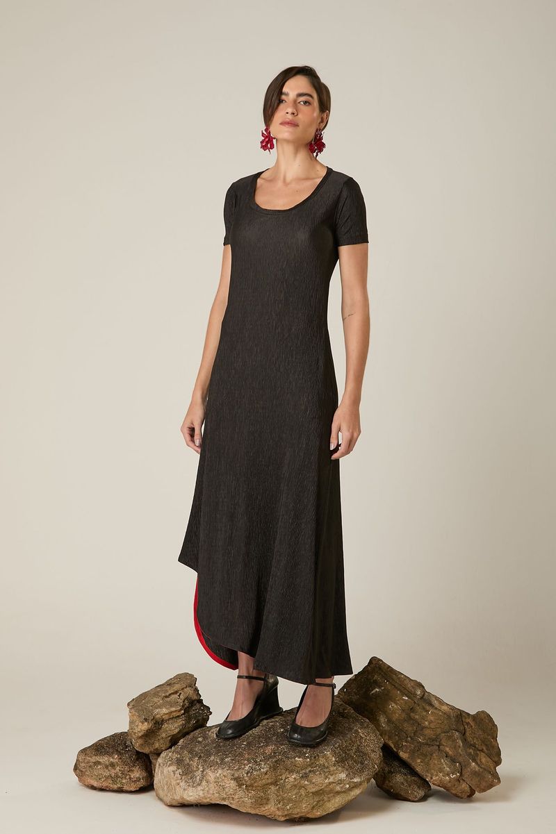 Vestido Longo Preto Plissado com Texturas