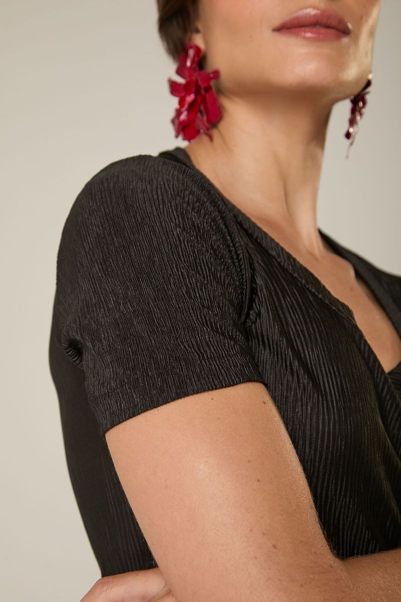 Vestido Longo Preto Plissado com Texturas