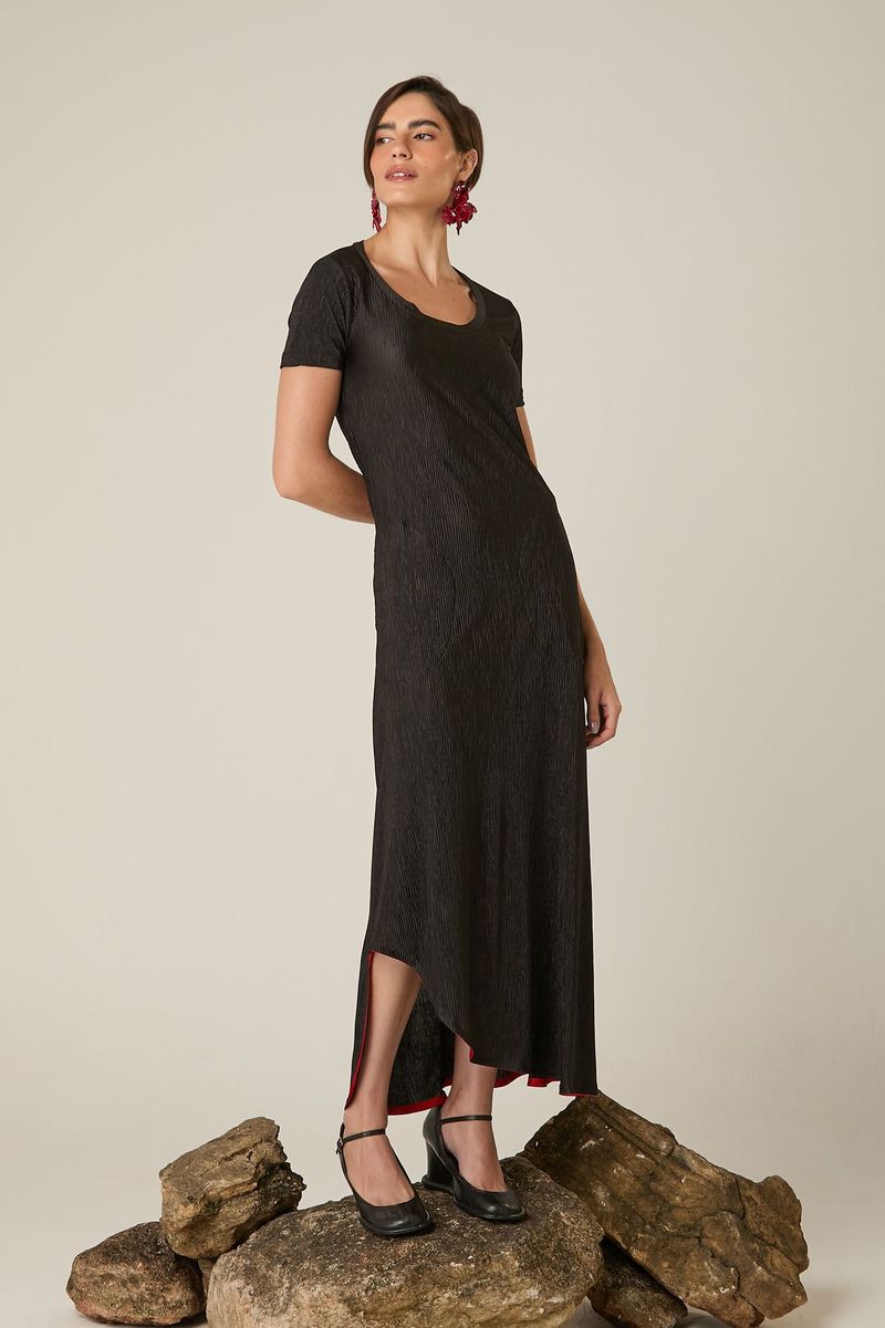 Vestido Longo Preto Plissado com Texturas