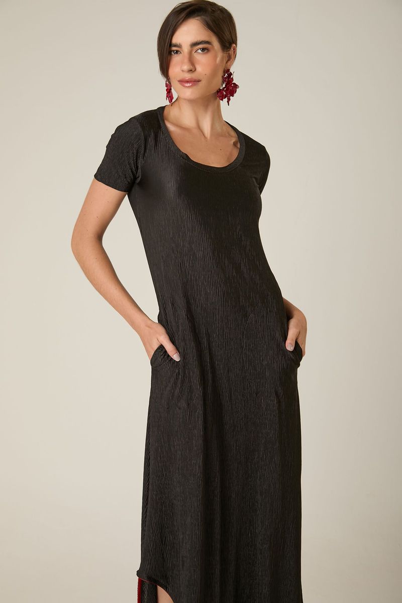 Vestido Longo Preto Plissado com Texturas