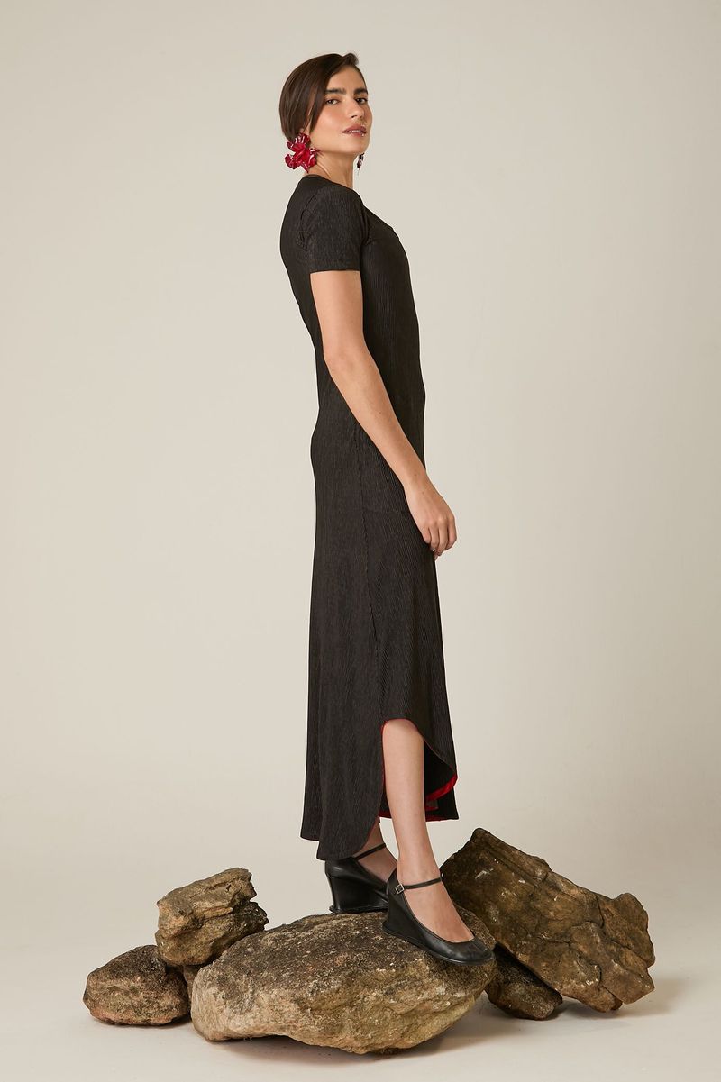 Vestido Longo Preto Plissado com Texturas