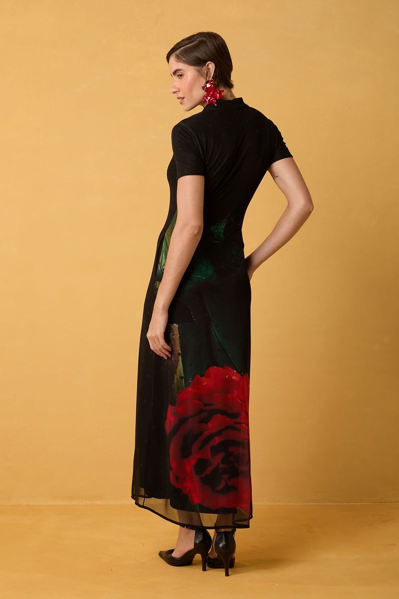 Vestido Chemise Longo de Tule Preto com Rosa Vermelha