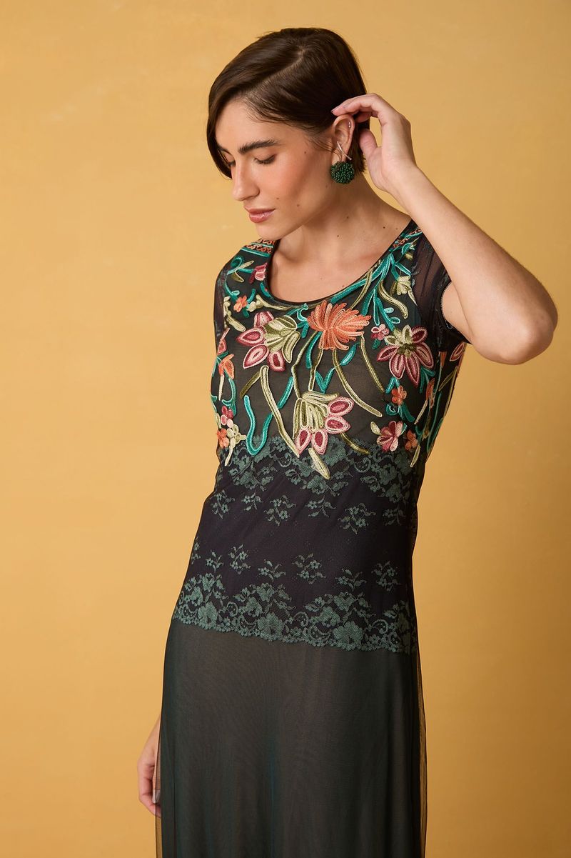 Vestido Longo de Tule Preto com Bordado Floral