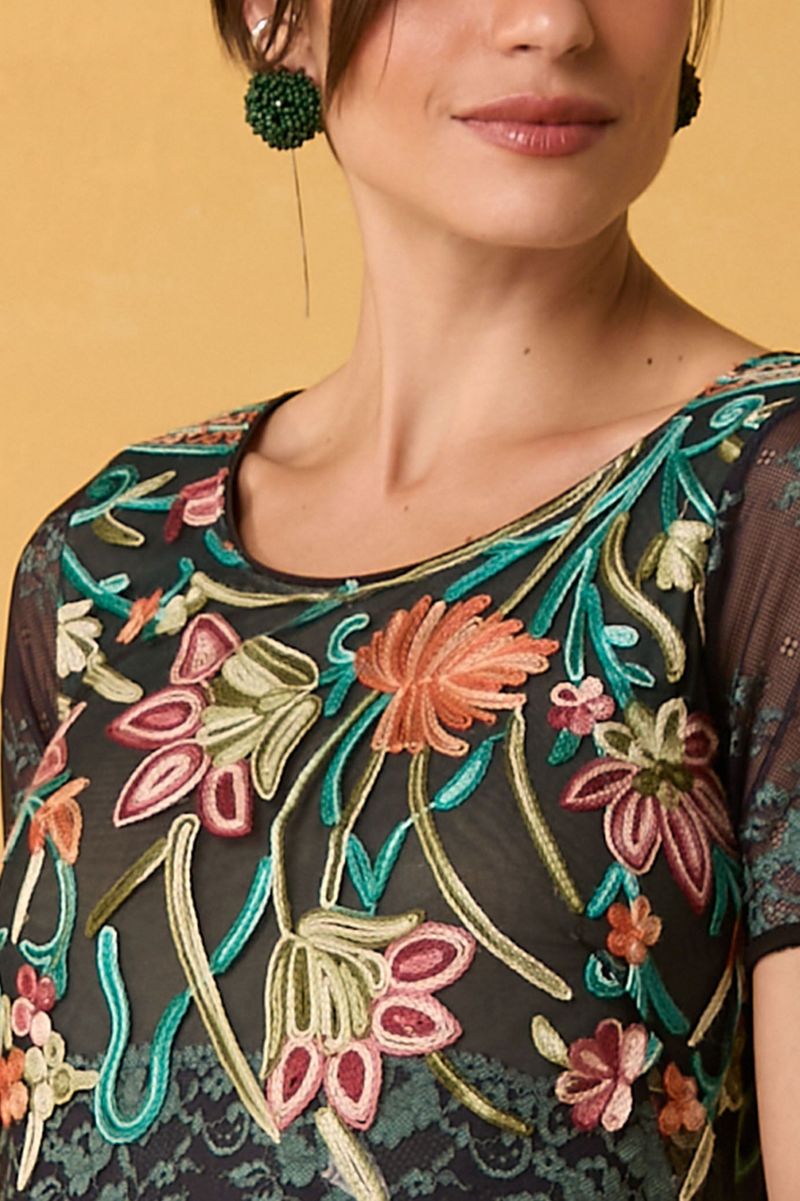 Vestido Longo de Tule Preto com Bordado Floral