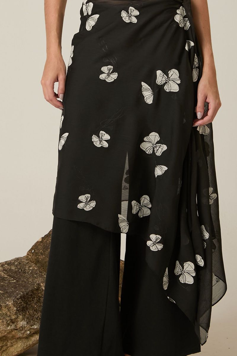 Xale de Tule Preto com Flores Bordadas Brancas