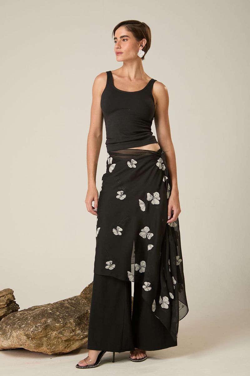 Xale de Tule Preto com Flores Bordadas Brancas
