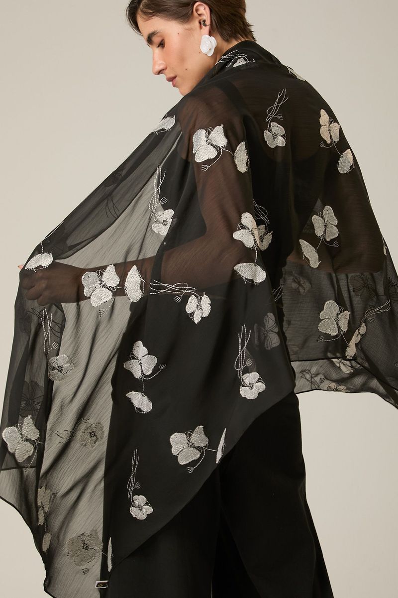 Xale de Tule Preto com Flores Bordadas Brancas