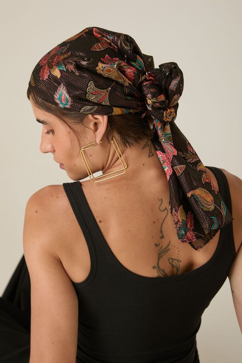 Echarpe Preta com Estampa Floral e Brilho