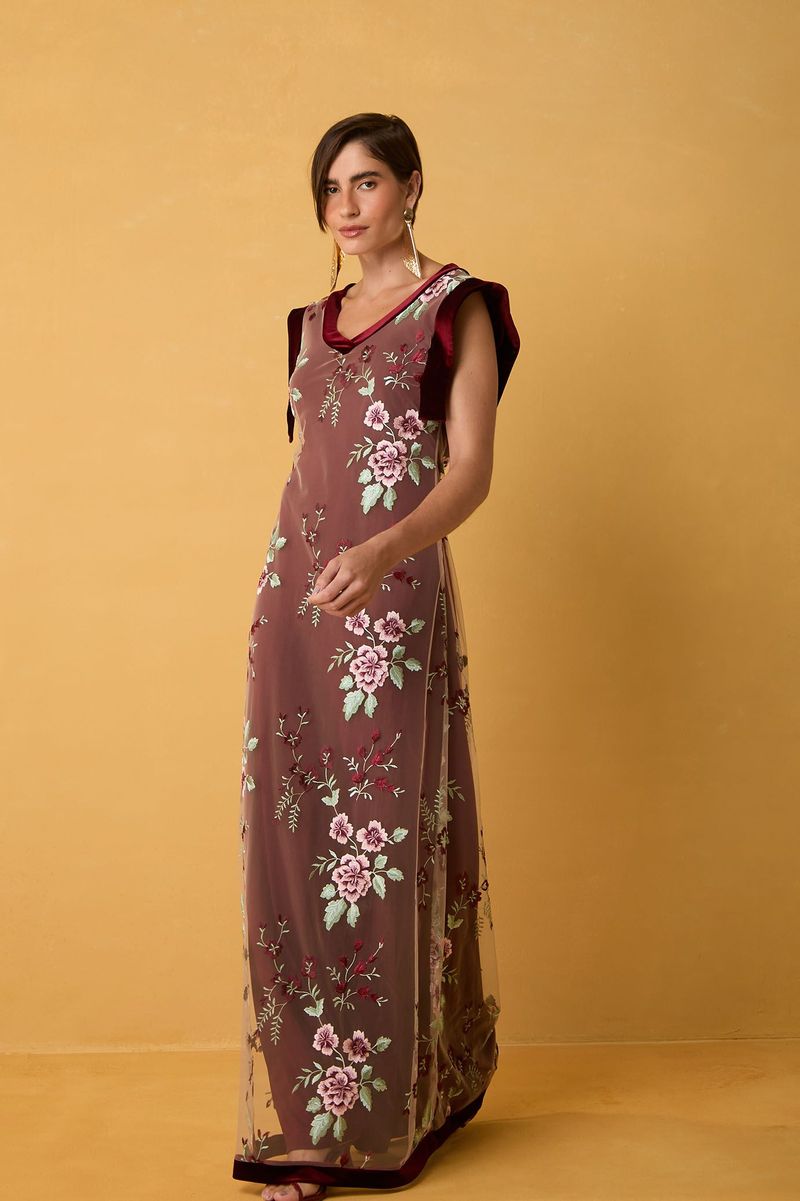 Vestido Longo de Tule Bordado Floral com Veludo Vinho