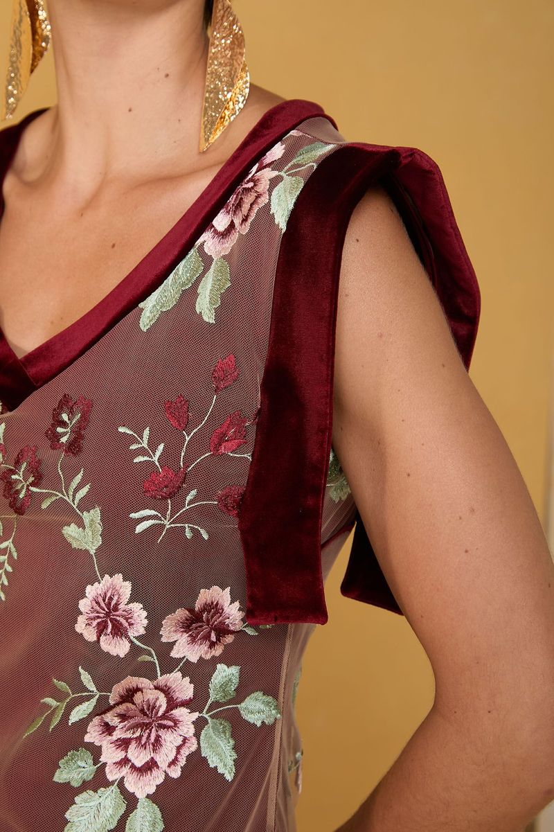 Vestido Longo de Tule Bordado Floral com Veludo Vinho