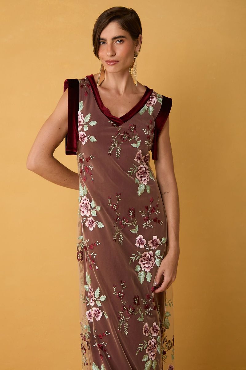Vestido Longo de Tule Bordado Floral com Veludo Vinho